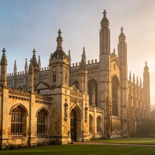 Cambridge, UK | Punting on the River Cam & Stepping into a Fairytale College Town.