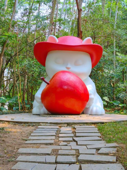 深圳園博園！リンゴを抱えたかわいいネコちゃん | Trip.com 深セン