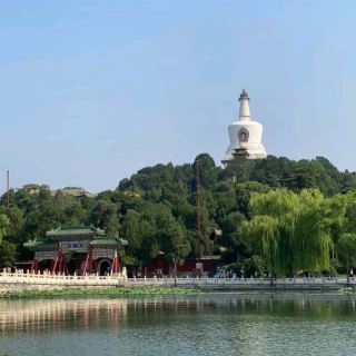 .징양(涇陽), 이 이름은 어쩌면 많은 여행자들의 지도에서 그리 눈에 띄지 않을지도 모릅니다. 하지만 자연의 숨결, 인문학적 발자취, 그리고 바쁜 일상 속에서 잠시 벗어나 누리고픈 소소한 행복이 이 땅에 조용히 깃들어 있습니다. 이번 여행은 마치 계절의 흐름처럼, 캠핑하며 즐기는 별빛과 산들바람부터 활기찬 문화의 거리, 그리고 심장을 뛰게 하는 온천과 스키 체험까지, 매일매일 당신의 입에서 "와!" 하는 감탄사를 자아낼 하이라이트로 가득합니다.