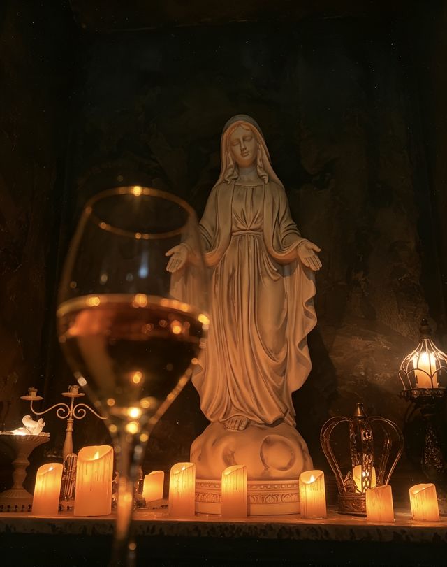 藏在都市裡的古堡酒吧,夜色與燭光皆浪漫