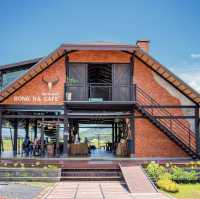 โรงนา คาเฟ่ ทุ่งนา กลางเกาะ