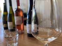 墨爾本酒莊野餐啦Waratah Hills Vineyard～😍不一樣的體驗😙酒莊，logo設計靈感來自於原住民