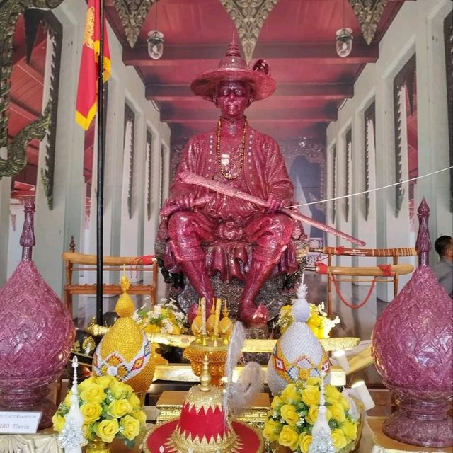 พระบรมรูปหล่อสมเด็จพระเจ้าตากสินมหาราช (พลอยแดง)