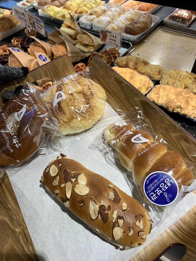 인천 모래내시장 앞 사람들의 발길이 끊이지 않는 베이커리 카페🥖☕️ [인천_케이크하우스델리]