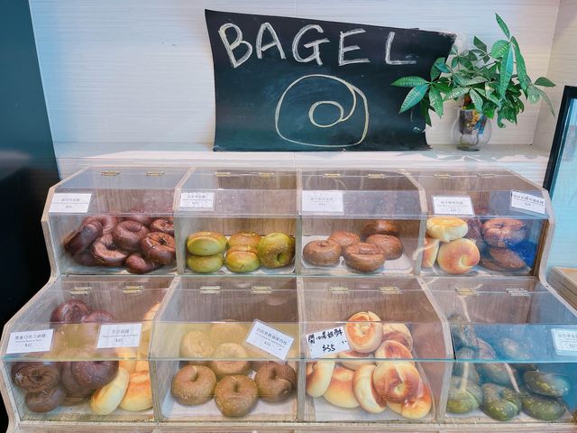 呢度每一款麵包同Bagel 都係自家烘焙，除左口感出色之外，佢地既Bagel 口味選擇又夠多，咸同甜都有供應，岩哂唔同既朋友仔～