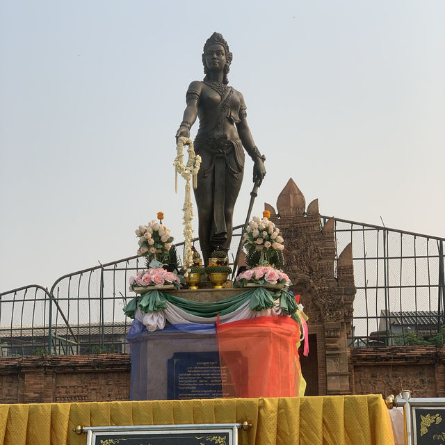อนุเสาวรีย์พระนางจามเทวี