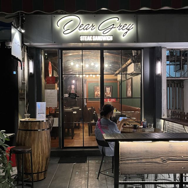 📍香港北角｜Dear Grey • 美式格調小店 x 爆餡鐵板牛扒三文治🥪