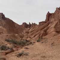수천 년의 얼음, 물, 바람의 침식의 결과로 형성된 뾰족한 Skazka canyon (스카즈카 협곡) 