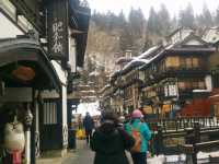 走進日本百年溫泉街，昭和風格的銀山溫泉漫遊。