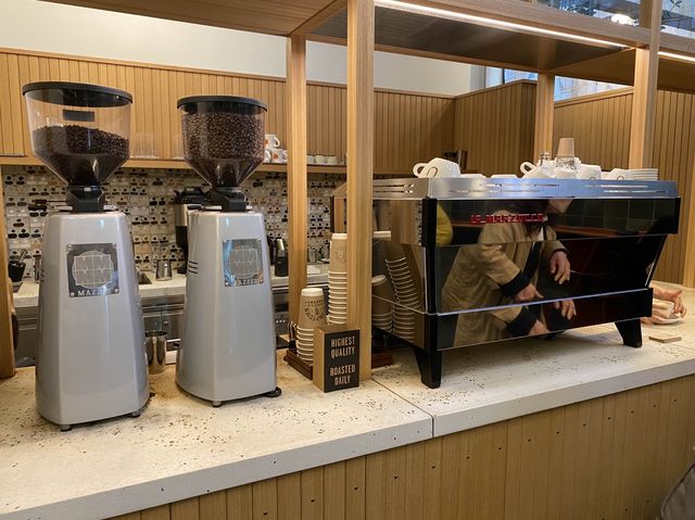京都・中京区。エースホテル京都のロビー、コーヒーで一休み『Stumptown Coffee Roasters』