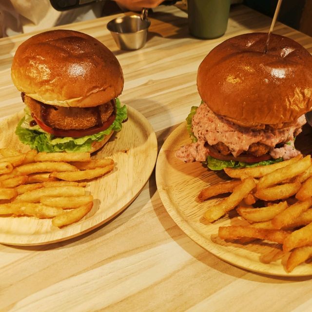 高雄暗巷美食系列~怪獸漢堡 美食漢堡薯條 日式餐廳設計風格 公仔迷必來