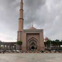 Putra Mosque มัสยิดสีชมพู ความสวยงามที่สร้างจากความศรัทธา  