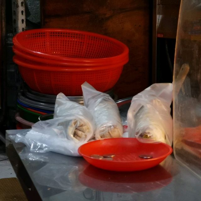 新北銅板美食推薦～三重【百香潤餅捲】…料多實在超飽滿...