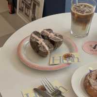 Cafe Hush：市中心明亮舒適，服務印象深刻