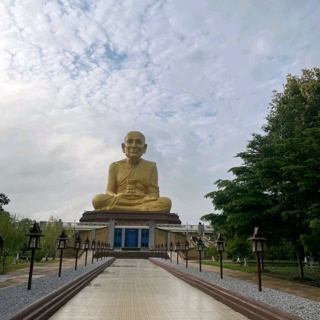 พุทธอุทยานมหาราช หลวงปู่ทวดองค์ใหญ่ 