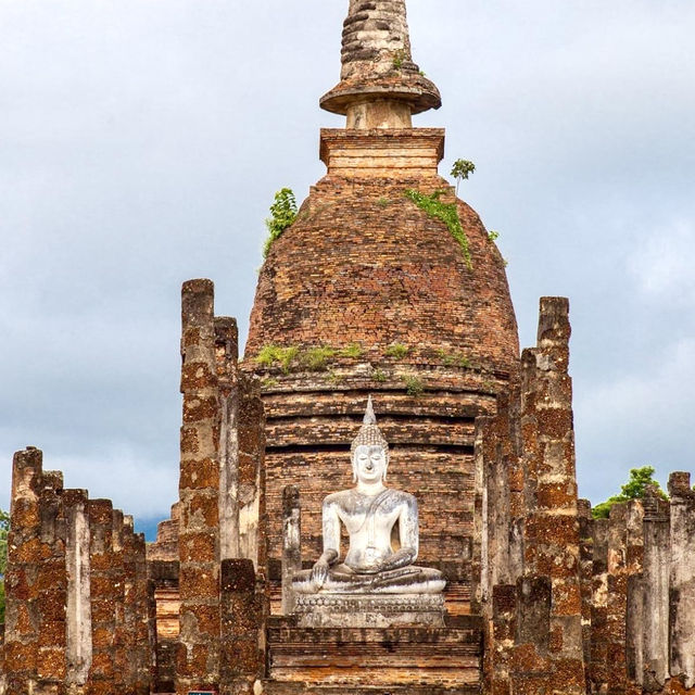 📣 Uncover the Rich History of Sukhothai: Ancient Ruins, Historical Park, and UNESCO Site! 🌸