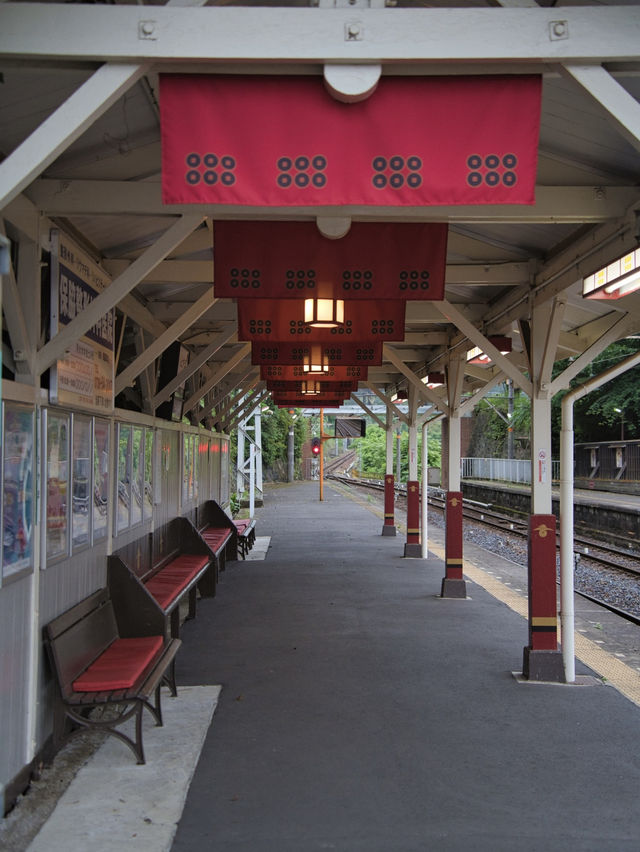【和歌山】高野山観光の玄関口🚪おむすび屋の装飾が映える駅のホーム✨
