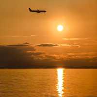「牛込海岸：夕陽美景、飛機穿梭，絕佳觀賞時機」