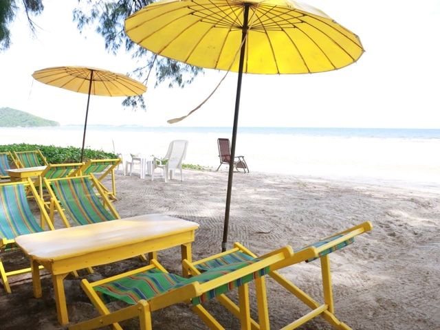 ร้าน Vibe ริมหาด Yellow Resto
