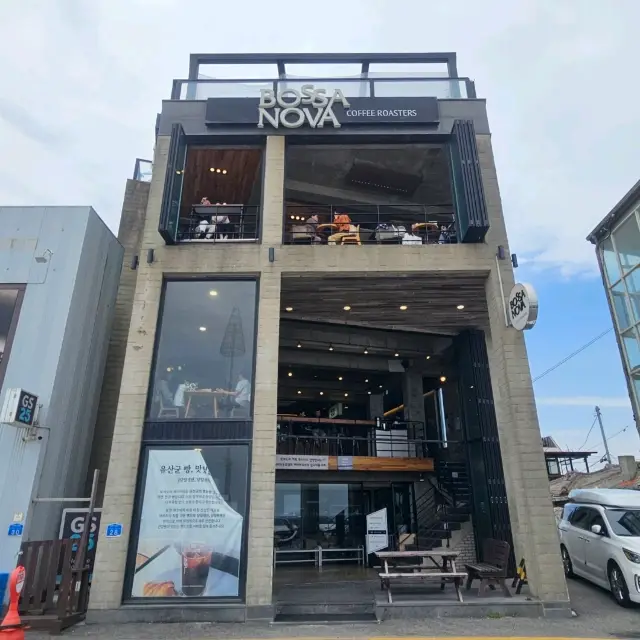 A cafe with a nice sea view