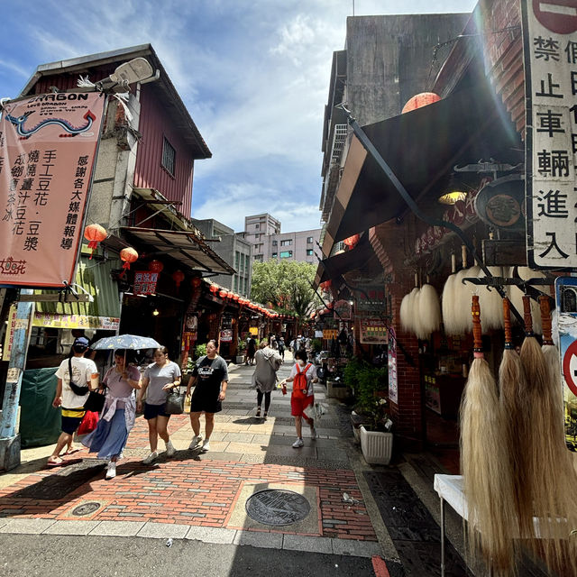 48 Hours in Taipei! Visit Old Streets, Best Natural Wine Bar in Taipei and often-missed landmark!