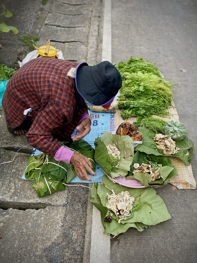 เป็นถนนคนเดินเล็กๆ🥬อุดหนุนชาวบ้านอย่างแท้จริง