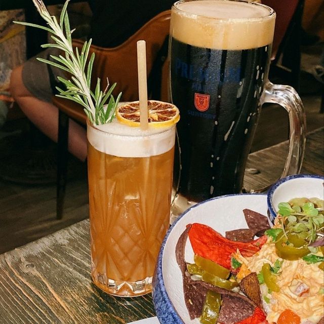 墨西哥餐廳:份量足夠,Buffalo chicken Nachos、Lamb mint and cheese quesadilla、Pulled beef Burrito 墨西哥餐廳:份量足夠,Buffalo chicken Nachos、Lamb mint and cheese quesadilla、Pulled beef Burrito
