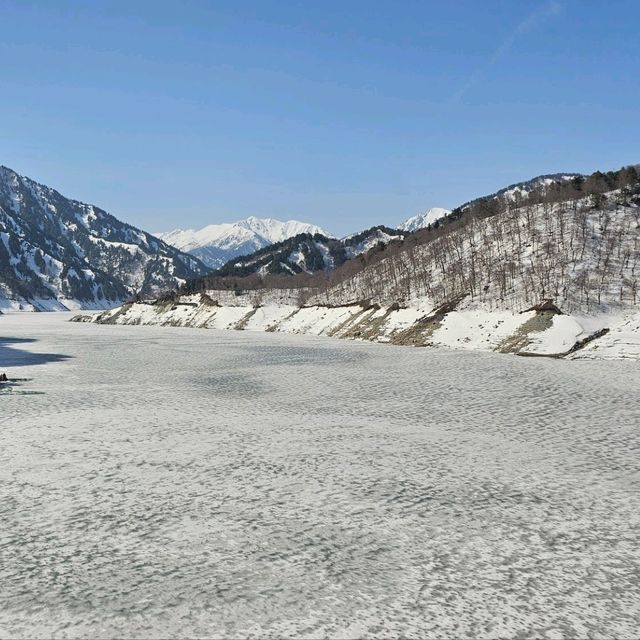 四月融雪的黑部湖，冰雪與湖水交織的絕美景致