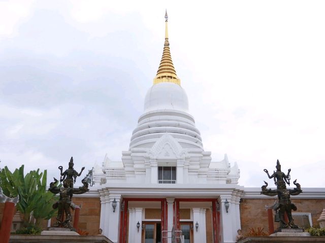 เที่ยวสักการะ ที่วัดมกุฏคีรีวัน