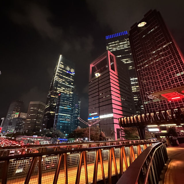 Jakarta: A Vibrant Mix of Tradition and Modernity! 🏙️✨