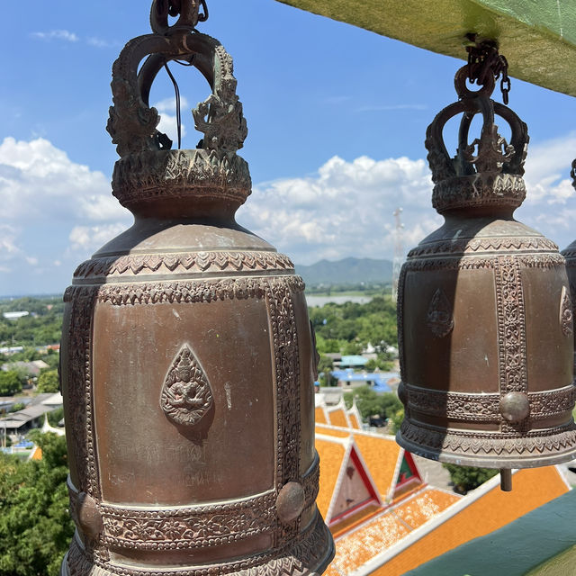 ชมความอลังการพระพุทธรูปองค์ใหญ่ ที่วัดถ้ำเสือ
