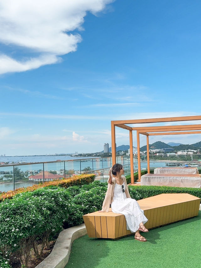 Novotel Marina Sriracha สระว่ายน้ำวิวทะเลพาโนราม่า