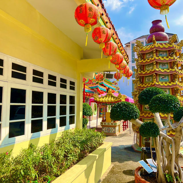 สักการะพระโพธิสัตว์กวนอิม หนองมน