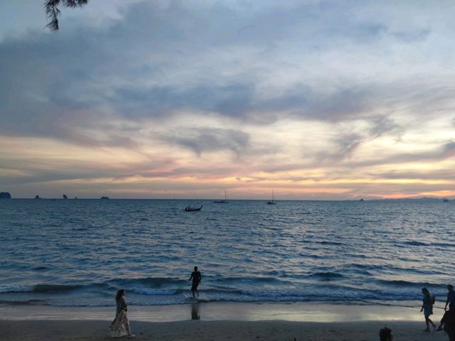  หาดอ่าวนาง จุดนั่งชมวิว และ พระอาทิตย์ตก กระบี่