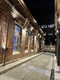 「夜幕下的文創驚艷：探訪台北華山紅館」