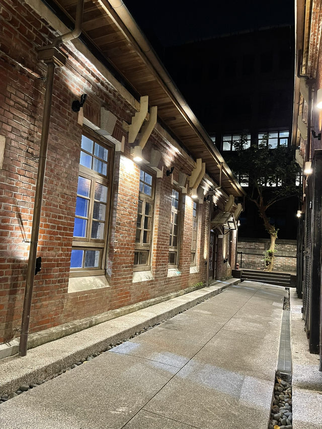 「夜幕下的文創驚艷：探訪台北華山紅館」