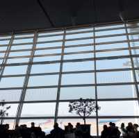 깨끗하고 군더더기 없는 헬싱키 공항
