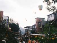 ปล่อยโคมลอยย่านเมืองเก่าที่  Shifen Old Street