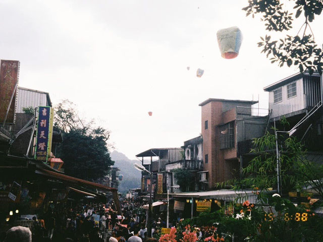 ปล่อยโคมลอยย่านเมืองเก่าที่  Shifen Old Street