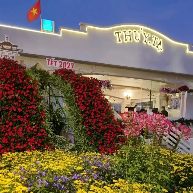 BEAUTIFUL LAKE VIEW RESTAURANT AT XUAN HUONG LAKE, DALAT 