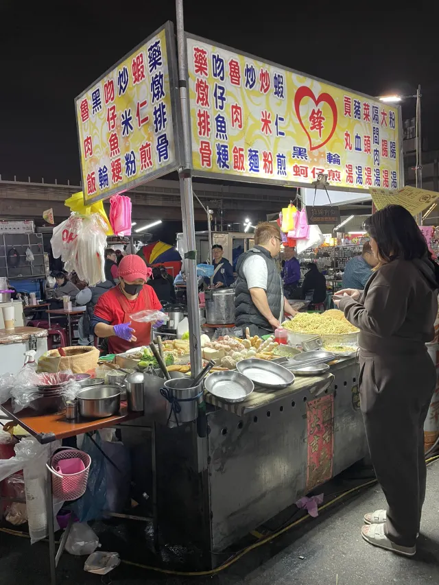 大慶夜市鹹食攤位實景,現煎蚵仔煎與炒米粉等小吃