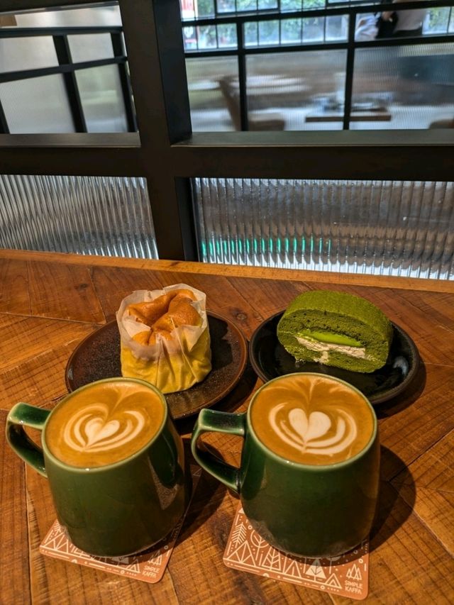 【世界一のバリスタがオーナーのカフェ】統一感溢れる店内で優雅なひとときを過ごせる空間