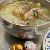 高雄金城鴨肉麵專賣店.在大立百貨公司正對面.美食小吃值得推薦大家