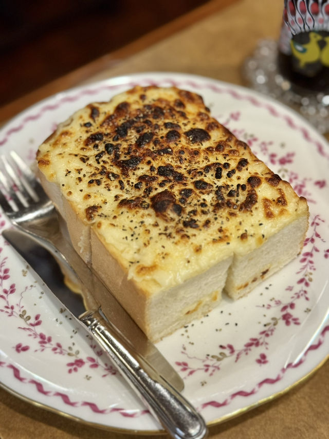 Der Koffer: A Cozy Retro Café in Honjo-Azumabashi