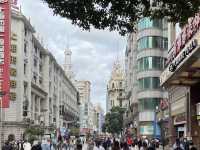 Eat, shop, and stroll around the city’s landmarks on ‘Nanjing Road’ in Shanghai.🏫✨