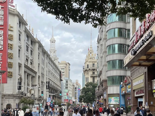 Eat, shop, and stroll around the city’s landmarks on ‘Nanjing Road’ in Shanghai.🏫✨