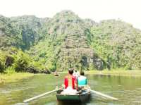 ล่องเรือกลางหุบเขา สัมผัสเสน่ห์ธรรมชาติที่ Tam Coc