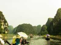 ล่องเรือกลางหุบเขา สัมผัสเสน่ห์ธรรมชาติที่ Tam Coc