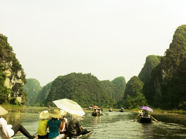ล่องเรือกลางหุบเขา สัมผัสเสน่ห์ธรรมชาติที่ Tam Coc