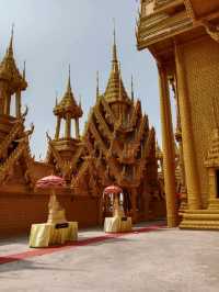 วัดจันทร์ตะวันตก สีเหลืองทองอร่าม งามตระการตา